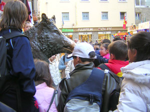 i ragazzi toccano il naso della statua del "porcellino"