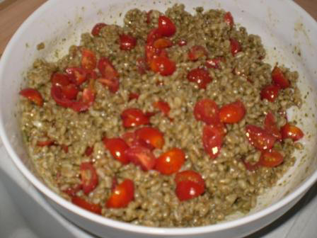 Spelt with pesto sauce and little tomatoes