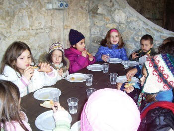 children eating fettunta
