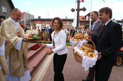 The Mayor of Luzino with the Chairman of Luzino Council with baskets  of gifts to be blessed