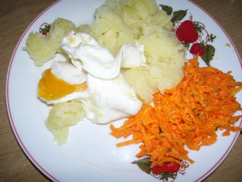 Fried egg with mashed potatoes and carrot salad
