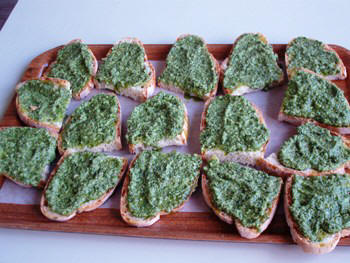 Croutons with green sauce
