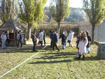 i ragazzi prendono le misure per i campi da gioco