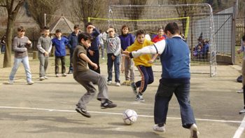 i ragazzi giocano nel giardino attrezzato