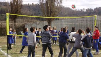 i ragazzi giocano nel giardino attrezzato