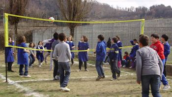 i ragazzi giocano nel giardino attrezzato