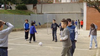 i ragazzi giocano nel giardino attrezzato