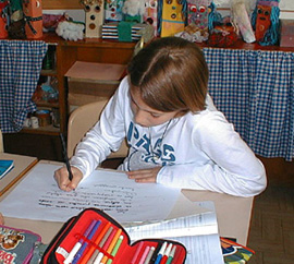 foto: bambina che scrive la didascalia dietro una sequenza