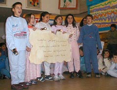 gruppo di ragazzi che cantano