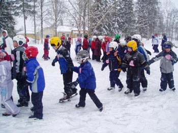 foto dei bambini della scuola finlandese di Natsaari che pattinano sul ghiaccio