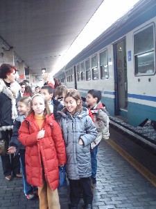 bambini alla stazione