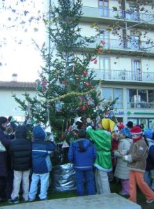 i bambini addobbano l'albero