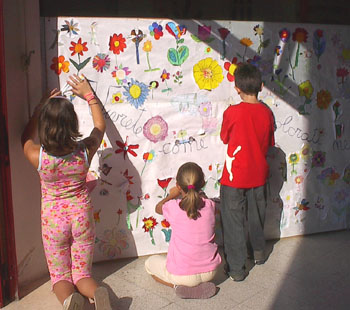 i bambini di Incisa preparano il cartellone con i fiori