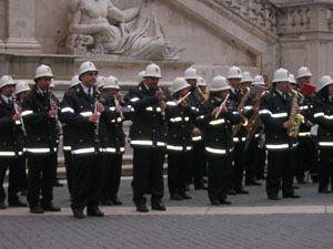 la banda della polizia municipale di Roma accoglie i partecipanti 