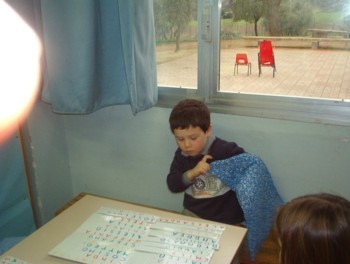 bambini impegnati nel gioco della tombola dei loro nomi