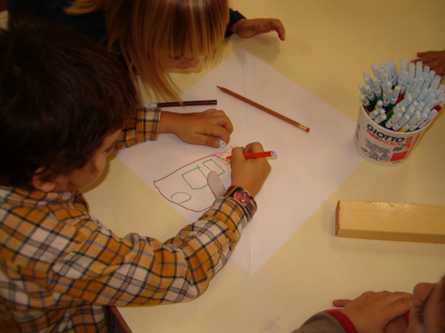 bambini che disegnano il progetto stazione meteo