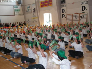 bambini che suonano le maracas