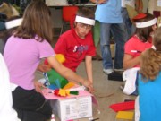 foto di bambini che costruiscono il totem