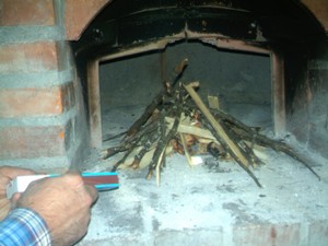 foto: Giovanni accende il fuoco