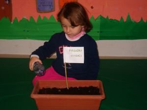 foto dei bambini che annaffiano i semi piantati