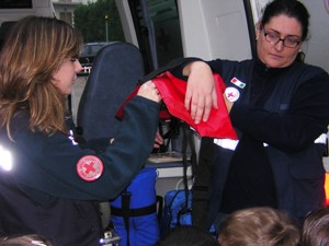 foto: le volontarie della Croce Rossa mostrano le attrezzature dell'ambulanza