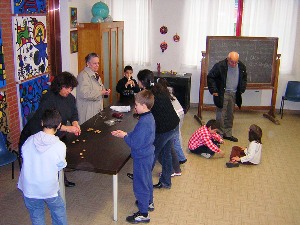 I bambini giocano con i nonni e i genitori