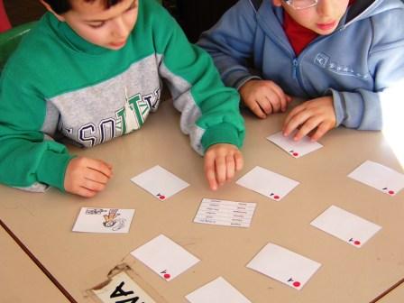 foto: i bambini giocano con il memory multilingue