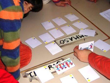 foto: i bambini giocano con il memory multilingue