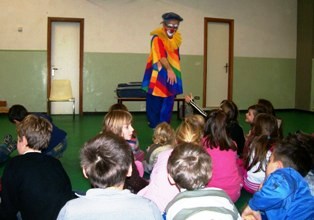 il mercatino a Incisa: il clown intrattiene i bambini