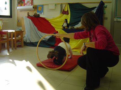 foto di bambina che simula il salto della tigre dentro ad un cerchio