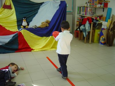 foto di bambina che simula un equilibrista su di una corda sospesa