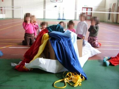 foto dei bambini che aprono lo scatolone misterioso