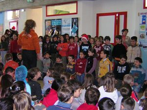 i bambini riuniti nell'atrio della scuola