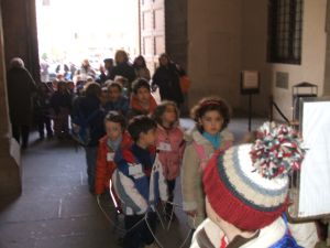 foto dei bambini che  entrano in palazzo Vecchio