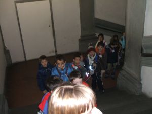 foto dei bambini che  salgone delle scale di palazzo Vecchio
