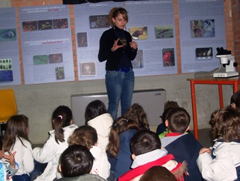 foto delle studentesse che guidano i bambini alla mostra