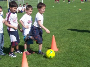 bambino pronto a calciare in porta