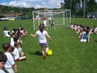 bambina tira il rigore