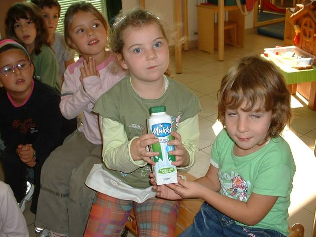 foto di bambini che fanno vedere il latte