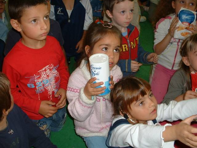 foto di bambini che fanno vedere il sale