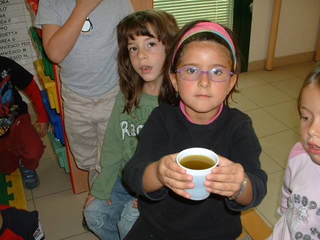 foto di bambini che fanno vedere l'olio