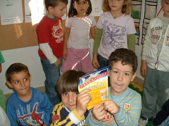 foto di bambini che fanno vedere il lievito