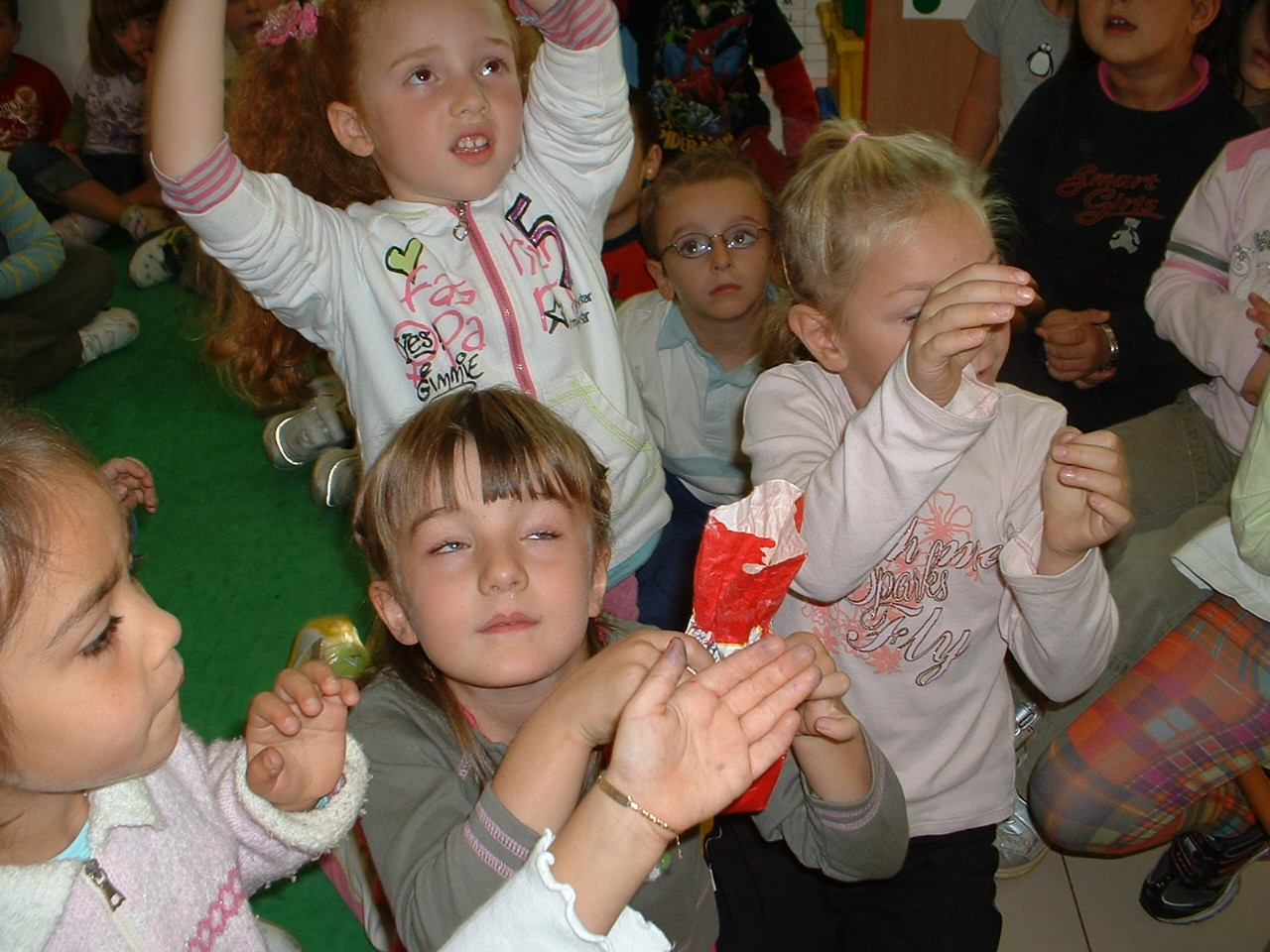 foto di bambini che fanno vedere lo zucchero