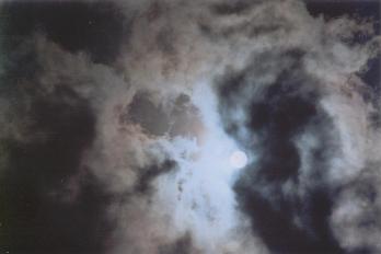 foto luna tra le nuvole