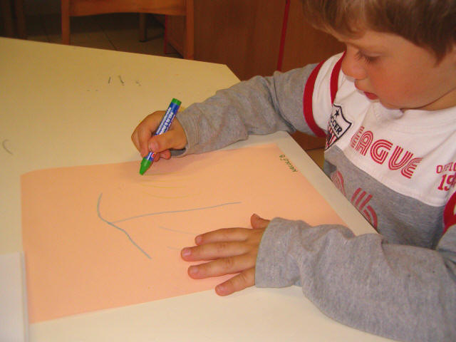 bambini che disegnano stile Picasso