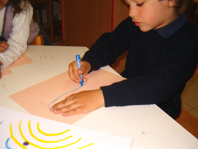 bambini che disegnano stile Picasso