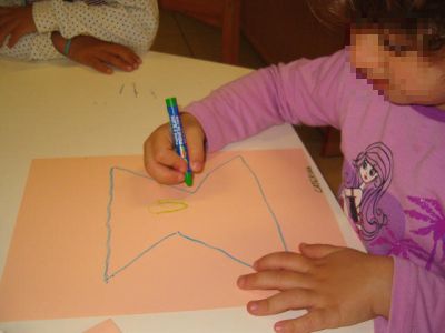 bambini che disegnano stile Picasso