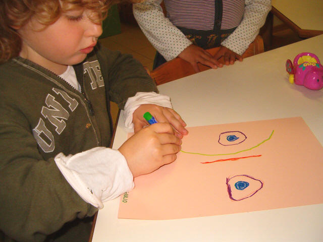 bambini che disegnano stile Picasso