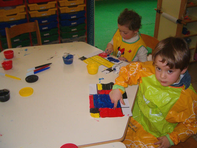 bambini che pitturano stile mondrian