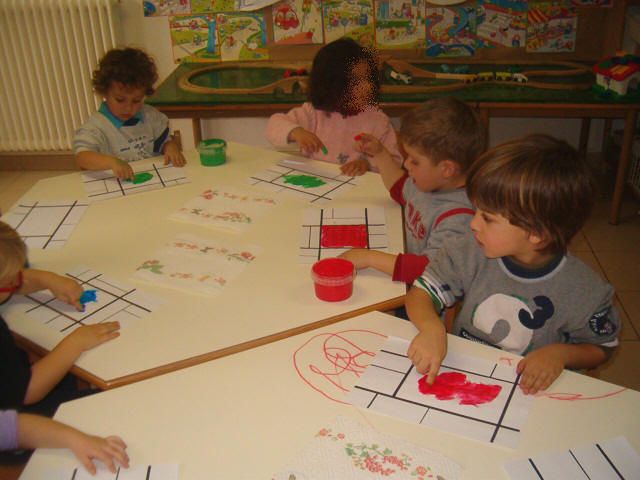 bambini che pitturano stile mondrian